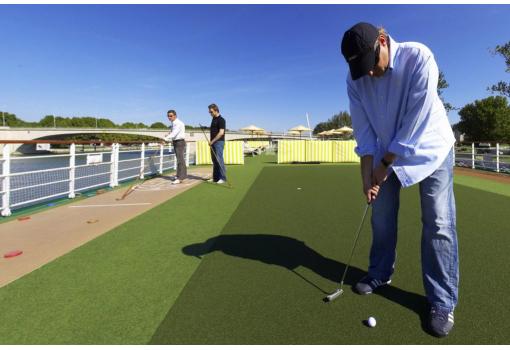 El golf putting green en el solarium